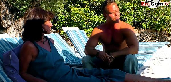 Deutsche reife Hausfrau fickt im Urlaub einen jungschwanz